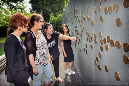 Schüler und Lehrerin am Mahnmal - Waldniel-Hostert - Eröffnung der neugestalteten Gedenkstätte für die Opfer der NS-Psychiatrie - Foto © Dietrich Hackenberg