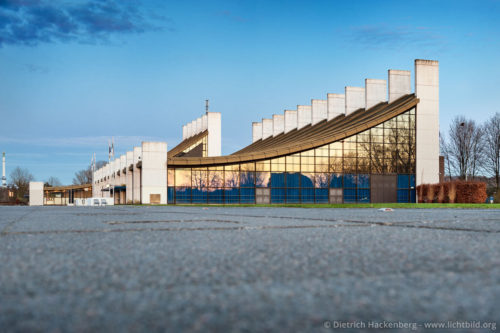 Europahalle - Castrop-Rauxel - Die Dachformen des Rathauses, der Stadthalle und der Europahalle folgen dem Verlauf von zwischen schlanken Stahlbetonpylonen aufgehängten Stahlseilen. Diese Art der Hängedachkonstruktion eignet sich sehr gut zur stützenfreien Überwindung großer Spannweiten. Foto © Dietrich Hackenberg