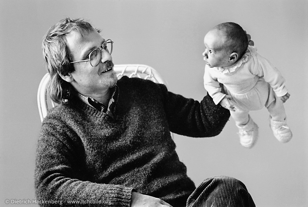 Fliegender Willi - Vater hält Baby am ausgestreckten Arm - Foto © Dietrich Hackenberg