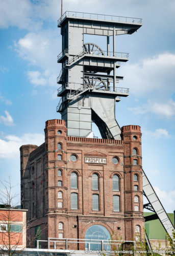 Malakoffturm und Fördergerüst der Zeche Prosper II - Bottrop - Unter den vierzehn erhaltenen Malakofftürmen des Ruhrgebietes ist der steinerne Koloss von Prosper II in Bottrop einer der aufwändigsten Schachttürme. Malakofftürme als steinerne Fördertürme des Bergbaus sind bedeutende Zeichen der Industriearchitektur. Der Malakoffturm wurde 1873, zwei Jahre nach der Abteufung des Schachtes Prosper II, fertig gestellt. 1987 wurde er außer Betrieb genommen. Benannt ist der Turm nach der russischen Festung Malakoff, Teil der Wehranlagen von Sewastopol auf der Halbinsel Krim. Foto © Dietrich Hackenberg