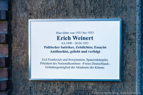 Gedenktafel für Erich Weinert in der Künstlerkolonie - Kreuznacher Straße 34, 14197 Berlin - Wilmersdorf - Weinert von 1937 bis 1939 Mitglied der Internationalen Brigaden im Spanischen Bürgerkrieg, war dort als Frontberichterstatter tätig. © Foto Dietrich Hackenberg