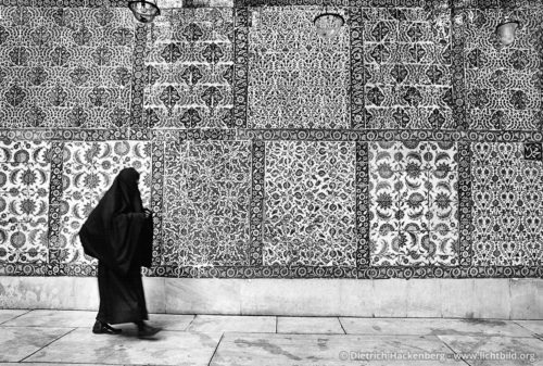 Grab eines Bannerträgers des Propheten Mohammed in Eyüp Istanbul, Türkei - Eyüp Ensari ist während der ersten Belagerung Konstantinopels durch die Araber in den Jahren 672-679 gefallen. Foto © Dietrich Hackenberg
