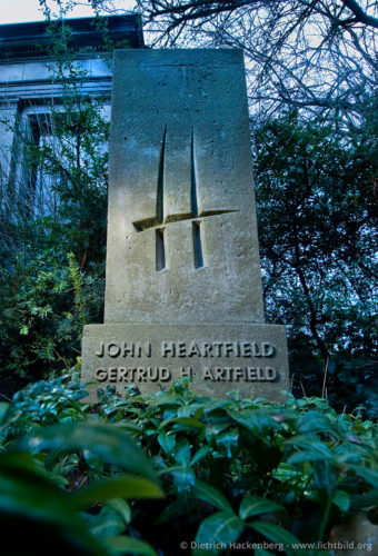 Grab des Malers und Grafikers John Heartfield - Dorotheenstädtischer Friedhof, Chausseestraße 126, 10115 Berlin - Im Exil in Prag fertigte der Künstler politische Fotomontagen zum spanischen Bürgerkrieg, die in der „Arbeiter Illustrierten Zeitung” veröffentlicht wurden. Dorothenstädtischer Friedhof, Berlin. © Foto Dietrich Hackenberg