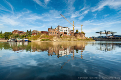 Hafeninsel Duisburg-Ruhrort- Totale des ehemaligen JHH-Kesselschmiedengeländes, links die erhaltene Schmiede von 1871, Alte Duisburger Straße. Foto © Dietrich Hackenberg