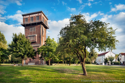 Hammerkopfturm Castrop Rauxel - Den 1929/30 errichteten Hammerkopfturm über Schacht 3 an der Bodelschwinghstraße 3 nutzten die Bergleute zur Einfahrt. Er diente auch der Frischluftzufuhr und dem Materialtransport. Foto © Dietrich Hackenberg