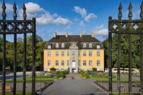 Blick durch schmiedeeisernes Tor auf Haus Beck - Bottrop - Dem französischen Vorbild folgend hat der westfälische Barock-Architekt Johann Conrad Schlaun Haus Beck im Stil eines Maison de plaisance entworfen. Foto © Dietrich Hackenberg