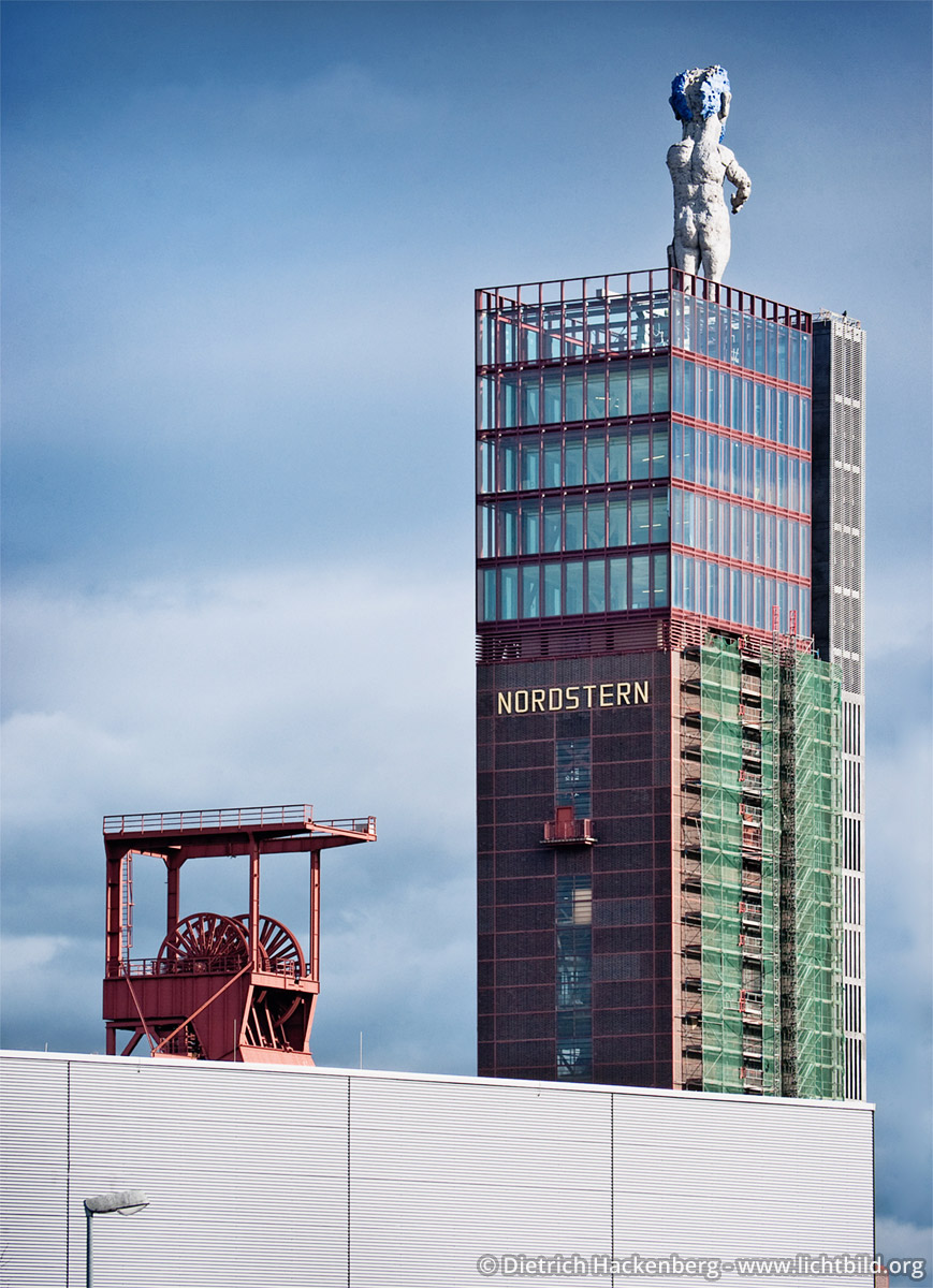 Herkules-Skulptur - Gelsenkirchen - Herkules-Skulptur von Markus Lüpertz auf dem Turm der ehemaligen Gelsenkirchener Schachtanlage Nordstern Foto © Dietrich Hackenberg