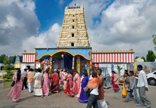 Einzug in den Tempel - Hindutempel, Hamm-Uentrop - Der Hindu Shankarar Sri Kamadchi Ampal Tempel ist der größte Tempel südindischer Art in Mitteleuropa. Der Bau des Tempels aus Spendengeldern geht auf die Initiative des Priesters Arumugam Paskaran zurück, der 1985, wie Tausende seiner tamilischen Landsleute, vor dem Bürgerkrieg in Sri Lanka geflohen war. Foto © Dietrich Hackenberg