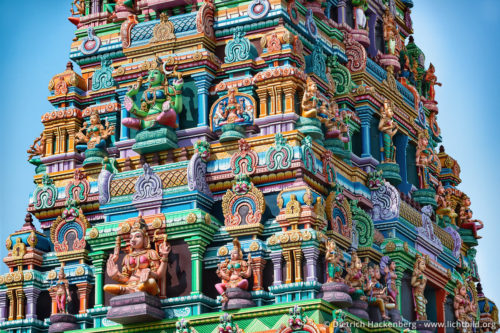 Bemalte Figuren am Hindutempel in Hamm-Uentrop - Foto © Dietrich Hackenberg