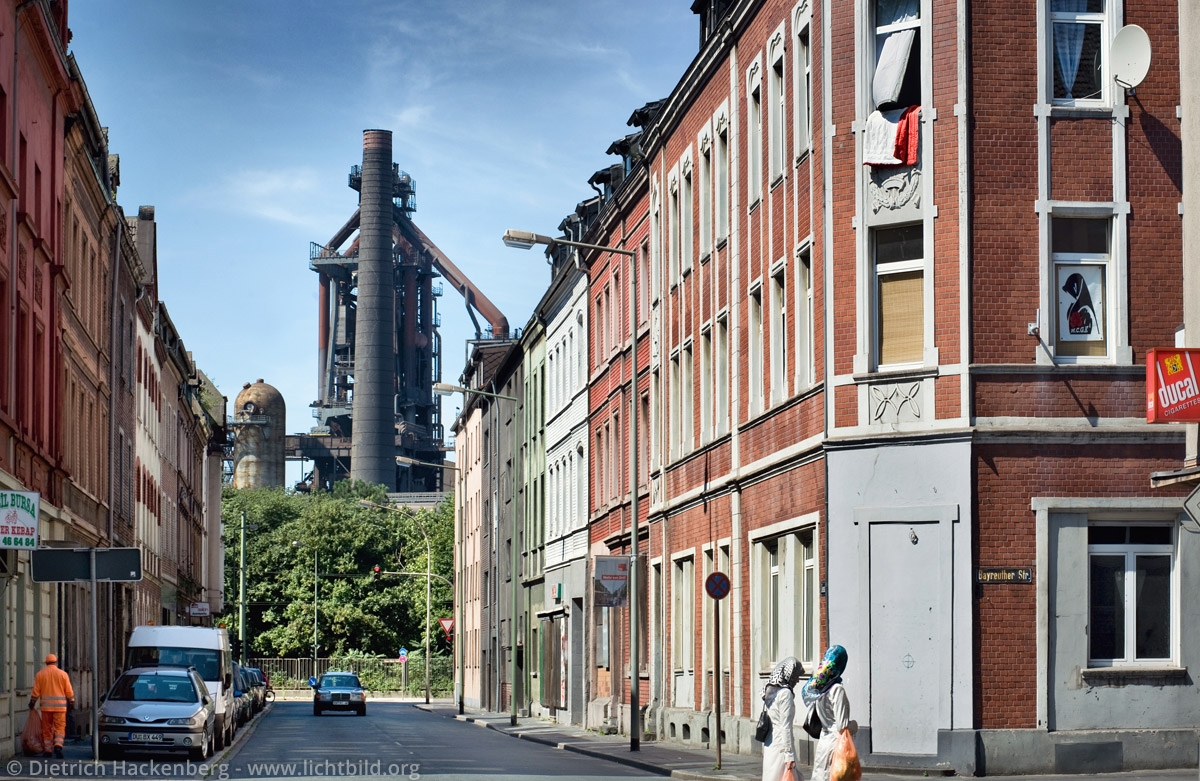 Blick von der Dieselstraße auf den Hochofen des Thyssen-Stahlwerks Duisburg-Hamborn - Foto © Dietrich Hackenberg