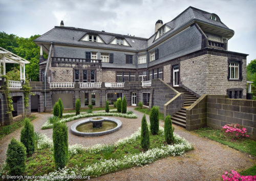 Hohenhof - Innenhof mit Brunnen - Am Stirnband, Hagen - Der Hohenhof war ehemals Wohnhaus des Kunstsammlers und Folkwang-Museumsgründers Karl Ernst Osthaus. Ein Bauwerk im Rahmen des „Hagener Impulses“ - Foto © Dietrich Hackenberg