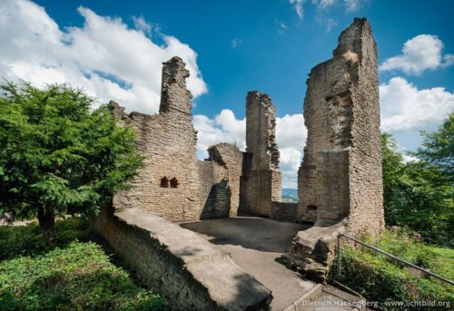 Sigiburg Ruine Dortmund-Hohensyburg - 775 nahm Karl der Große die strategisch günstig auf einem Plateau oberhalb des Ruhrtals gelegene sächsische Wallanlage und Burg ein. Er nutzte die Festung zu Verteidigungszwecken und gründete in der Nähe eine Kirche. Foto © Dietrich Hackenberg