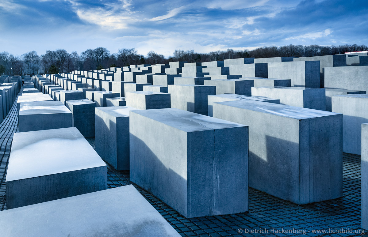 Holocaust-Mahnmal Berlin - © Foto Dietrich Hackenberg