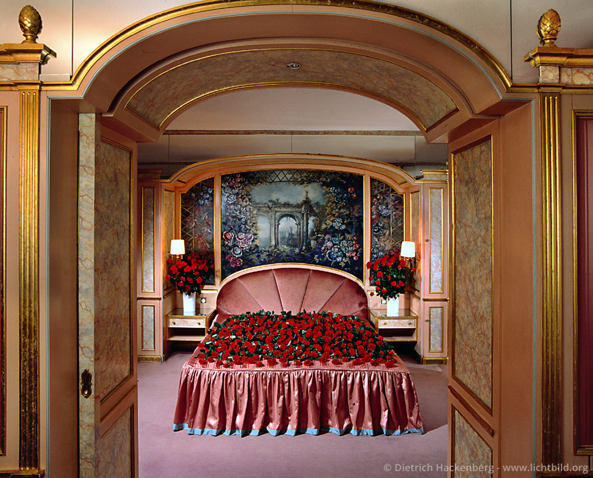 Hotelzimmer - Düsseldorf - Mit Rosen bedecktes Bett fotografiert für den Kalender „Verliebte Zimmer” erschienen im teNeues Verlag. Foto © Dietrich Hackenberg