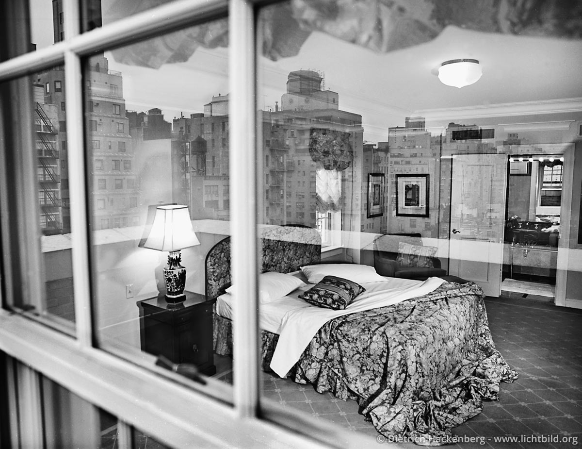 Hotelzimmer mit Spiegelung im Fenster - New York - Fotografiert für den Kalender „Verliebte Zimmer” erschienen im teNeues Verlag. Foto © Dietrich Hackenberg
