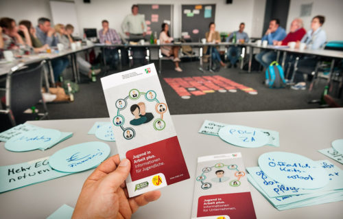 Flyer "Jugend in Arbeit Plus" - Seminar Düsseldorf - Auftraggeber Arbeitsministerium - Foto © Dietrich Hackenberg