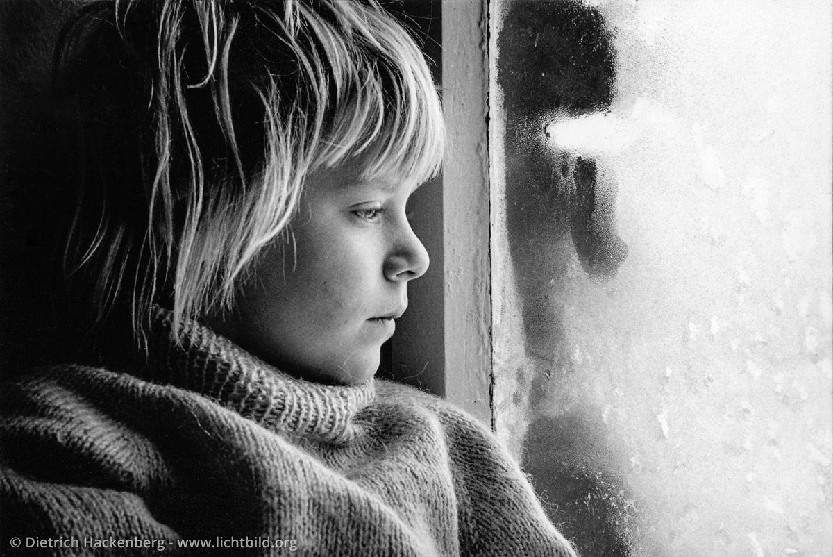 Lisa am vereisten Fenster - Rheinland - Foto © Dietrich Hackenberg