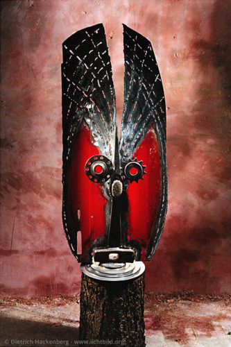 Stahlmaske - Geschweißte Metallskulptur fotografiert in Abbruchhaus - Foto © Dietrich Hackenberg