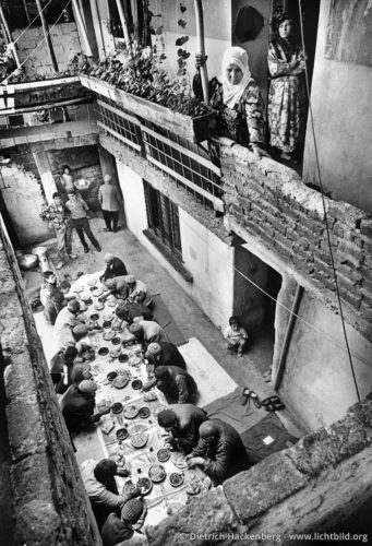 Hochzeitsessen unter Männern - Diyarbakir, Türkei 1991 - Foto © Dietrich Hackenberg