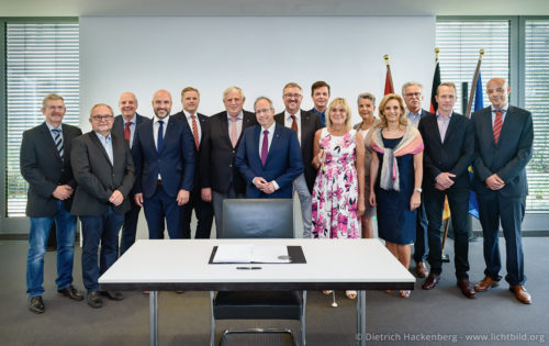 Gruppe der Unterzeichner mit Minister - Ministerium für Arbeit, Gesundheit und Soziales NRW, Düsseldorf - Unterzeichnung des Landesrahmenvertrages zur Umsetzungdes Bundesteilhabegesetzes - Foto © Dietrich Hackenberg