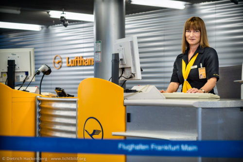 Mitarbeiterin Checkin-Schalter - Flughafen Frankfurt am Main - Foto © Dietrich Hackenberg