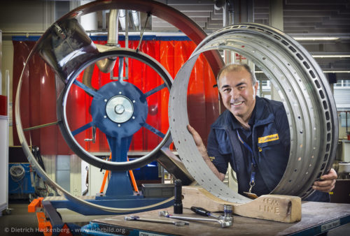 Brennkammer-Techniker - Lufthansa Technik Hamburg - Foto © Dietrich Hackenberg