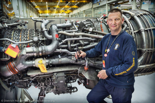 Triebwerksmechaniker - Lufthansa Technik Hamburg - Triebwerksmechaniker in der Werkshalle am Hamburger Flughafen - Foto © Dietrich Hackenberg