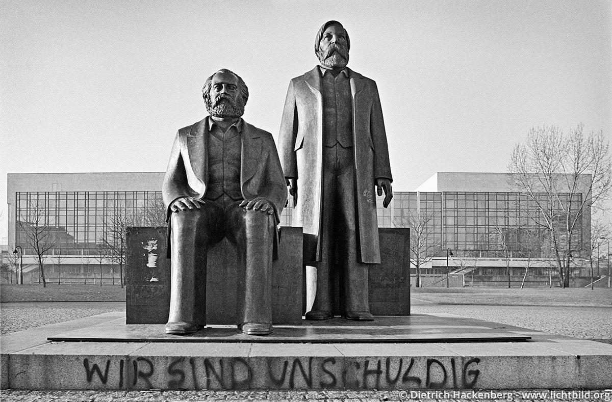 Wir sind unschuldig - Berlin - Graffiti auf der Marx und Engels Skulptur vor dem "Palast der Republik" kurz nach der Wiedervereinigung. Foto © Dietrich Hackenberg