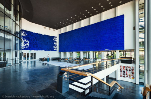 Reliefs von Yves Klein gespiegelt an der Ostseite des Foyer - Musiktheater im Revier, Gelsenkirchen - Foto © Dietrich Hackenberg
