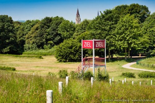Zielturm der Naturhindernisbahn - Dortmunder Str., Castrop-Rauxel - Der in Castrop Rauxel ansässige irische Bergwerksbesitzer William Thomas Mulvany förderte das Pferderennen nach Vorbild der Naturhindernisrennen in seiner Heimat Irland. Mit Betonpfähle ist heute der Verlauf der Pferderennbahn abgesteckt. Foto © Dietrich Hackenberg