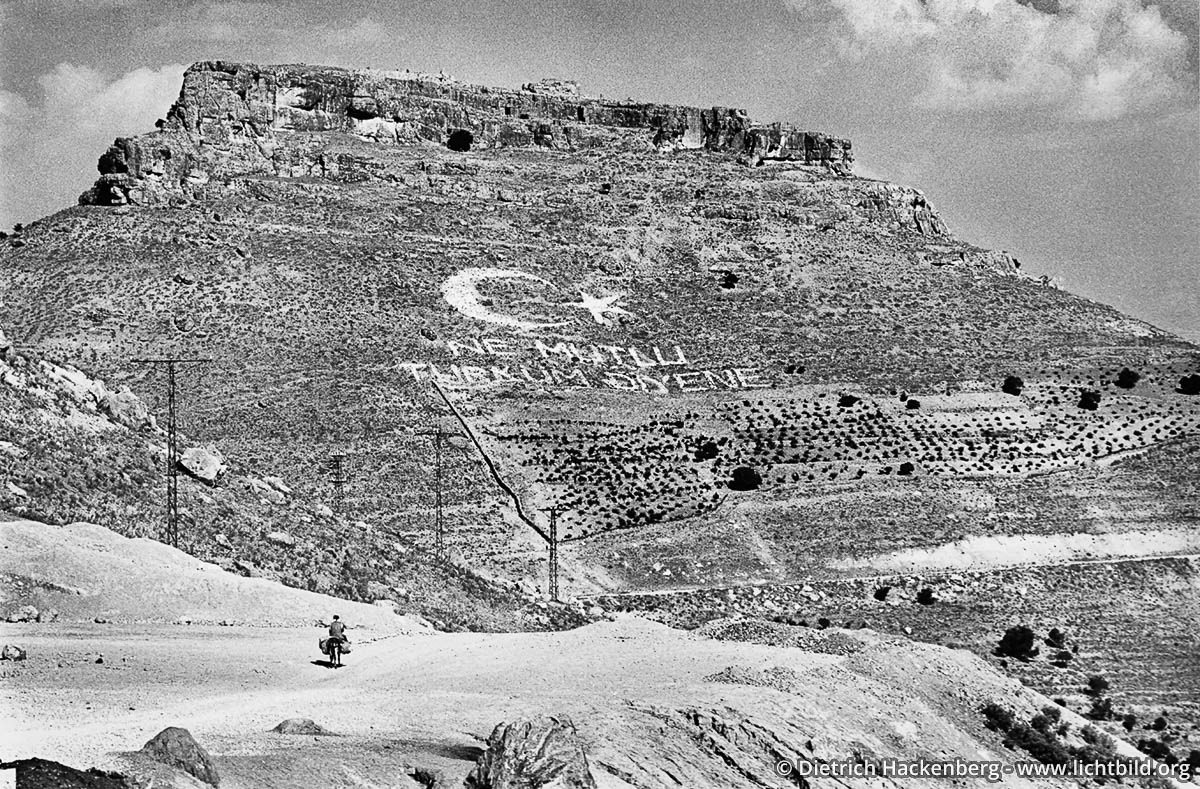 Beschriftete Berge - Tuerkisch Kurdistan 1991 - „Glücklich derjenige, der sich als Türke bezeichnet“ ist ein Leitsatz Atatürks und wird in den kurdischen Bergen von Soldaten mit Steinen ausgelegt, als weit sichtbares Zeichen gegen Autonomiebestrebungen der Kurden in der Türkei. - Foto © Dietrich Hackenberg
