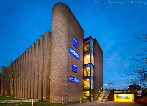 Rathaus von Arne Jakobsen bei Nacht - Castrop-Rauxel - Foto © Dietrich Hackenberg