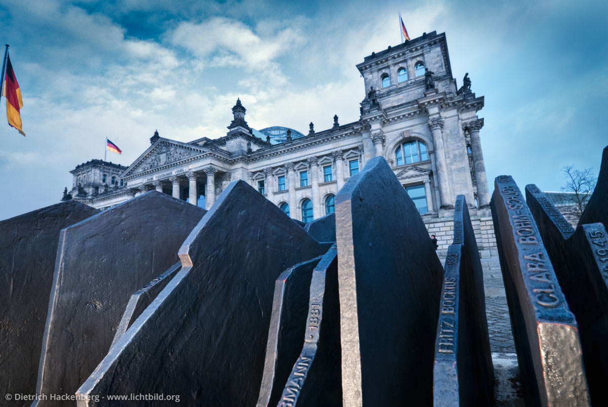 Denkmal und Reichstag Berlin - Denkmal der von den Nationalsozialisten ermordeten Reichtagsabgeordneten. Aus der Bildserie "Spaniens Himmel über Berlin" - Foto © Dietrich Hackenberg