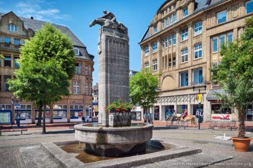 Marktplatz mit Reiterbrunnen - Markt, Castrop-Rauxel - Der 1912 von dem Bildhauer Georg Grasegger für den Marktplatz von Castrop geschaffene Reiterbrunnen erinnert an die durch die Iren eingeführte Tradition des Pferderennsports. Foto © Dietrich Hackenberg