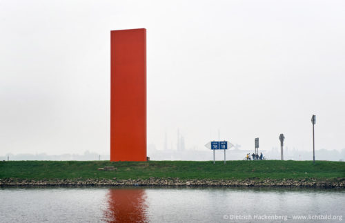 Rheinorange - Duisburg-Neuenkamp - Rheinorange ist der Name einer 1992 in Duisburg-Neuenkamp errichteten Skulptur an der Mündung der Ruhr in den Rhein beim Rheinkilometer 780. Sie wurde von dem Kölner Bildhauer Lutz Fritsch aus Stahl gefertigt. Foto © Dietrich Hackenberg