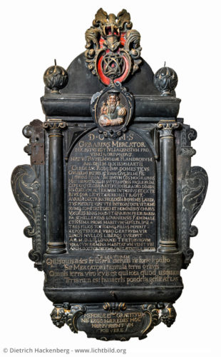 Das Epitaph von Gerhard Mercator - Salvatorkirche Duisburg - Der berühmteste Sohn Duisburgs Gerhard Mercator, der als Kartograph und Erfinder der Mercator-Projektion weltweite Verbreitung erfahren hat, starb am 2. Dezember 1594 in Duisburg. Das Epitaph, das an ihn erinnert, hängt in der Salvatorkirche. Foto © Dietrich Hackenberg