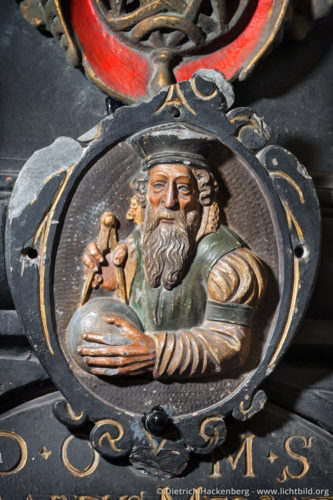 Portrait des Gerhard Mercator auf dem Epitaph Salvatorkirche Duisburg - Der berühmteste Sohn Duisburgs Gerhard Mercator, der als Kartograph und Erfinder der Mercator-Projektion weltweite Verbreitung erfahren hat, starb am 2. Dezember 1594 in Duisburg. Das Epitaph, das an ihn erinnert, hängt in der Salvatorkirche. Das Bildnis Mercators auf dem Epitaph zeigt ihn mit einem Globus in der einen und einem Zirkel am Pol setzend in der anderen Hand. Foto © Dietrich Hackenberg