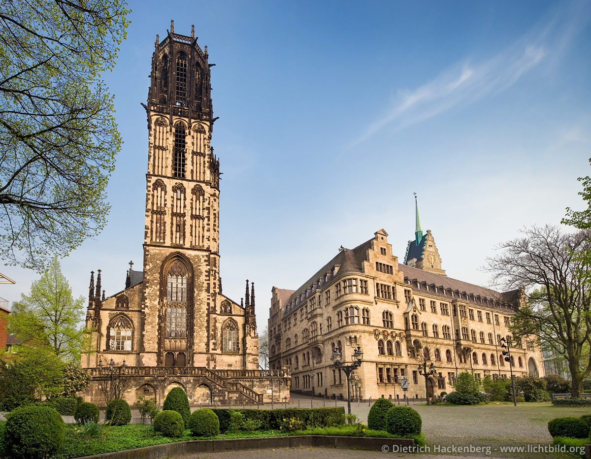 Salvatorkirche und das Duisburger Rathaus - Duisburg - Foto © Dietrich Hackenberg
