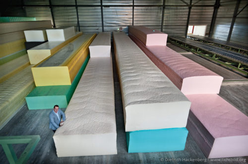 Schaumstoffblöcke zur Matratzenherstellung - Recticel, Kesteren, Niederlande Lager mit unbeschnittenen Blöcken. Matratzenherstellung fotografiert für Stiftung Warentest. Foto © Dietrich Hackenberg