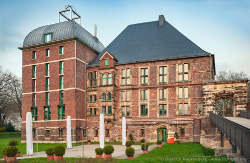 Nordwestflügel von Schloss Horst - Gelsenkirchen - Nordwestflügel des Renaissanceschlosses mit Rampe und mit neu errichtetem Nordturm. Der Statthalter von Recklinghausen, Rutger von Horst baute 1556 – 1578 ein prächtiges Renaissanceschloss. Hierfür beauftragte er Künstler und Kunsthandwerker aus ganz Europa. Foto © Dietrich Hackenberg