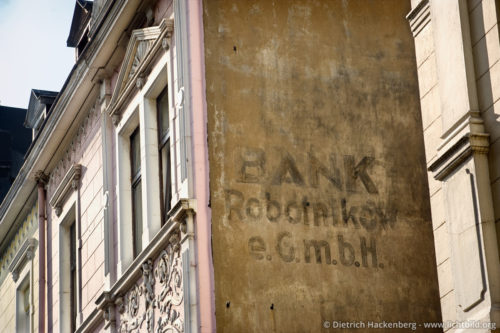 Bank Robotników Am Kortländer 2, Bochum - Der verblichene Schriftzug Bank „Robotników eGmbH” erinnert an die Vergangenheit des Viertels als Zentrum polnischer Institutionen im Ruhrgebiet. - Foto © Dietrich Hackenberg