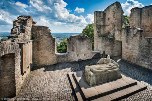 Sigiburg Ruine mit Kriegerdenkmal über dem Ruhrtal Die Hohensyburg, auch Sigiburg oder Syburg genannt, befindet sich oberhalb des Zusammenflusses von Ruhr und Lenne in den Hengsteysee im südlichen Dortmunder Stadtteil Syburg. Innerhalb der Ruine befindet sich ein von dem Bildhauer Friedrich Bagdons um 1930 gestaltetes Kriegerdenkmal. Foto © Dietrich Hackenberg