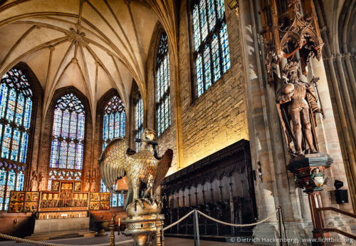 Blick in den Chor der Reinoldikirche. Dortmund Die hölzerne Skulptur Karls des Großen, an der Seite des Choreingangs, wurde Mitte des 15. Jahrhunderts hinzugefügt. Indem hier die oberste weltliche Herrscherinstanz in der Person Karls des Großen anwesend gemacht wird, stellte sich die Dortmunder Stadtgemeinde über die Jahrhunderte neben Reinold auch in den Schutz und die Gefolgschaft des Kaisers. Das Adlerpult stammt aus der ersten Hälfte des 15. Jahrhunderts. Es wurde aus Belgien, einem damaligen Zentrum für Bronzekunst, importiert. Foto © Dietrich Hackenberg