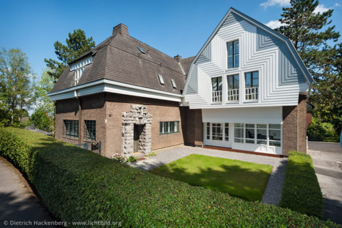 Thorn Prikker Haus am Stirnband in Hagen - Die Künstlerkolonie Hohenhagen wurde Karl Ernst Osthaus begründet. Die Siedlung wurde ursprünglich für wohlhabende Bürger und Künstler gebaut, die zwar in Natur lag, aber mit der Straßenbahn an die Industriestadt Hagen angebunden war. Die Bildhauerin Milly Steger, der Glaskünstler Jan Thorn Prikker und der Künstler und Architekt Mathieu Lauweriks lebten zeitweise in den Häusern die Lauweriks zwischen 1912 und 1917 am Stirnband errichtet hatte. Foto © Dietrich Hackenberg