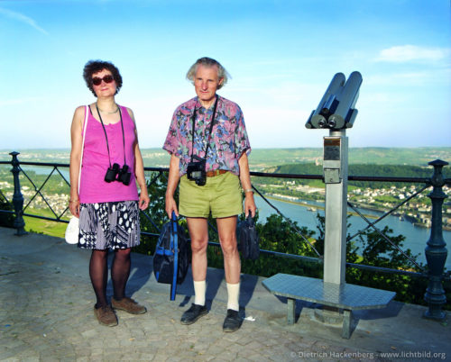 Touristenpaar an Fernrohr - Rüdesheim am Rhein Plattform unterhalb der Germania - Foto © Dietrich Hackenberg