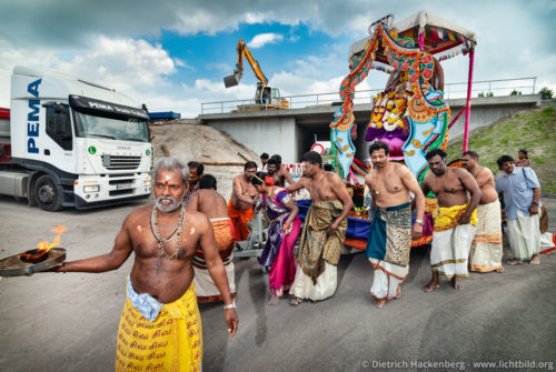 Mit der Göttin auf dem Weg vorbei an Autobahnbaustelle - Hindutempel, Hamm-Uentrop - Die Hindus während des Tempelfestes auf dem Weg mit einer Göttin zum Datteln-Hamm-Kanal durch das Industriegebiet von Hamm Uentrop. Dort steigen die Männer zum rituellen Bad ins Wasser. Foto © Dietrich Hackenberg