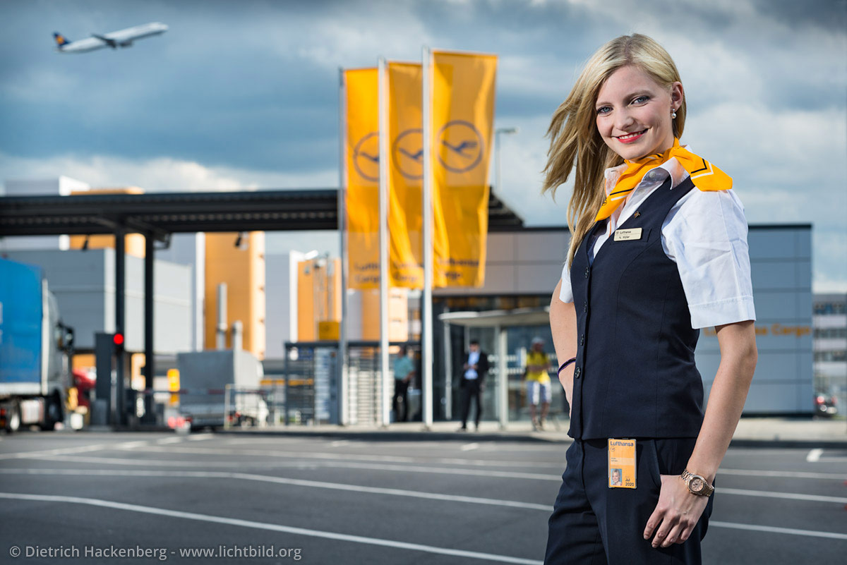 Verdi Lufthansa Cargo Mitarbeiterin - Tor 25 Flughafen Frankfurt am Main - Foto © Dietrich Hackenberg
