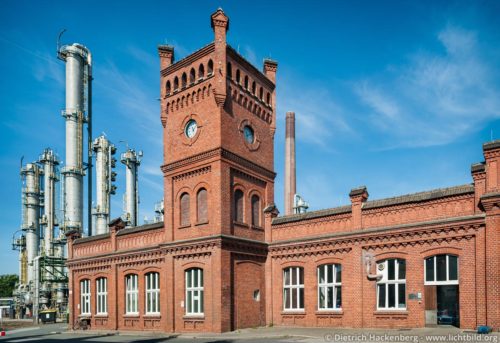 Ehemaliges Verwaltungsgebäude der Zeche Shamrock - Herne - Vom Eingang der Zeche Schamrock in Herne blieb nur das Verwaltungsgebäude aus Backstein. Das Gelände nutzt heute die Chemiefabrik Sasol. Der irische Repräsentant und Anteilseigner der Zeche Shamrock führte in seinen Zechen nach englischem Vorbild neue Abbautechniken und Betriebsabläufe ein. Auch die Architektur des Gebäudes orientiert sich an englischen Vorbildern. Foto © Dietrich Hackenberg