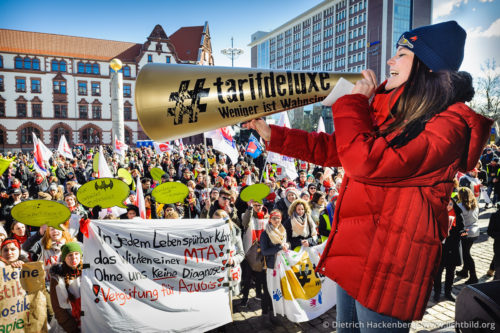 verdi Jugend fordert auf dem Friedensplatz einen tarifdeluxe - Dortmund - ver.di Warnstreik des öffentlichen Dienstes in Dortmund - Foto © Dietrich Hackenberg