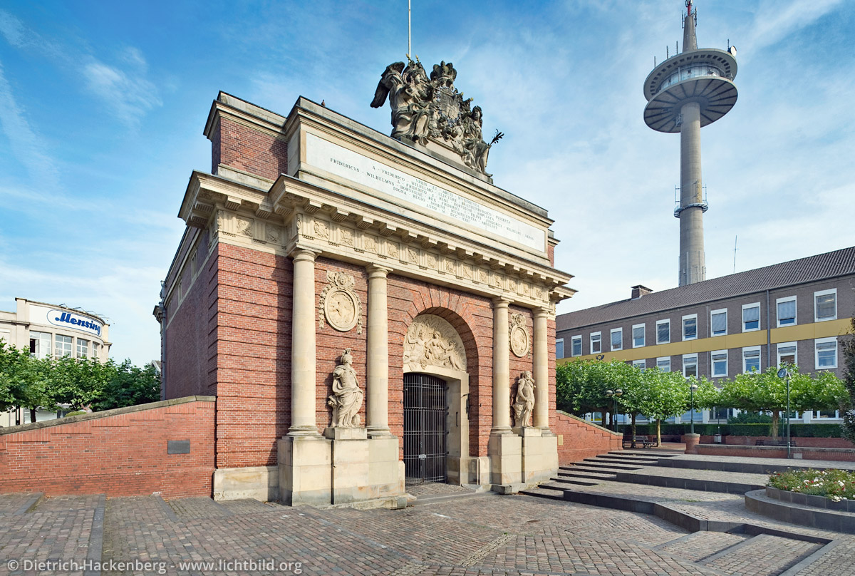 Berliner Tor mit Fernsehturm Wesel - Foto © Dietrich Hackenberg